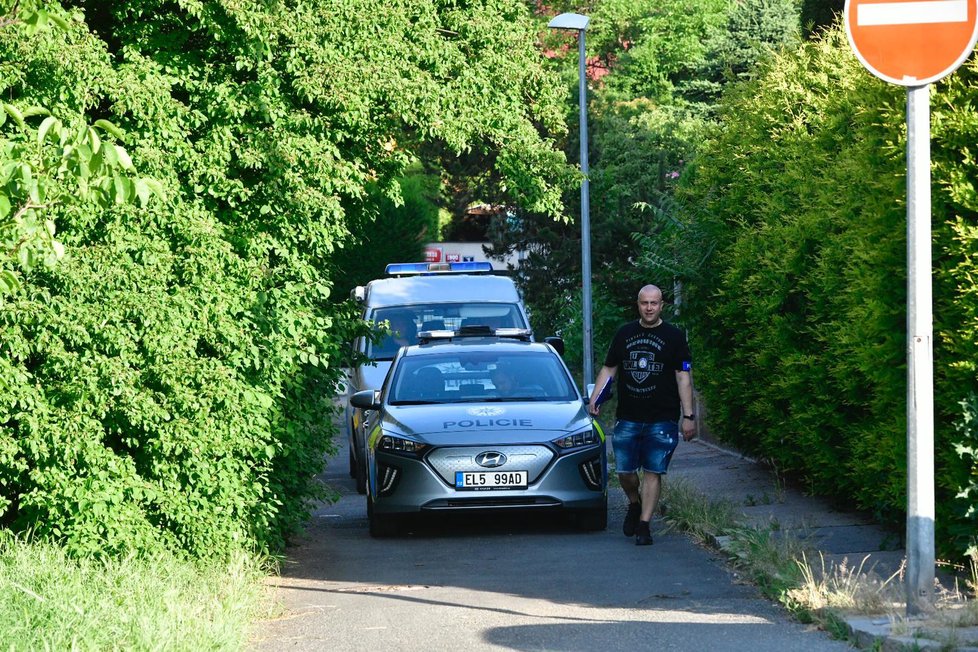 Policie vyšetřuje smrt mladého muže, který byl nalezen ve vilové čtvrti v Praze 8.