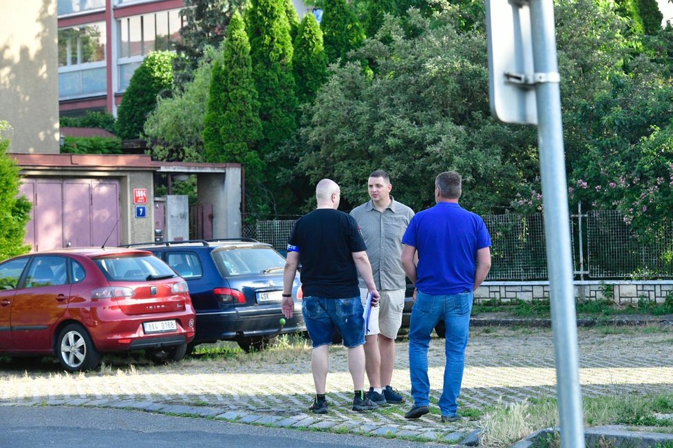 Policie vyšetřuje smrt mladého muže, který byl nalezen ve vilové čtvrti v Praze 8