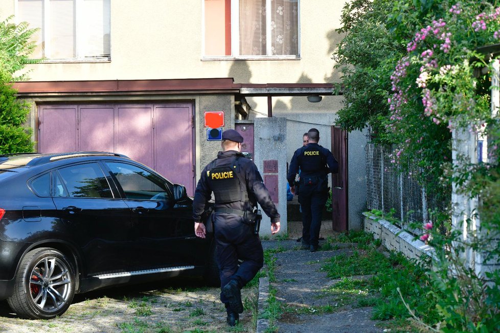 Policie vyšetřuje smrt mladého muže, který byl nalezen ve vilové čtvrti v Praze 8.