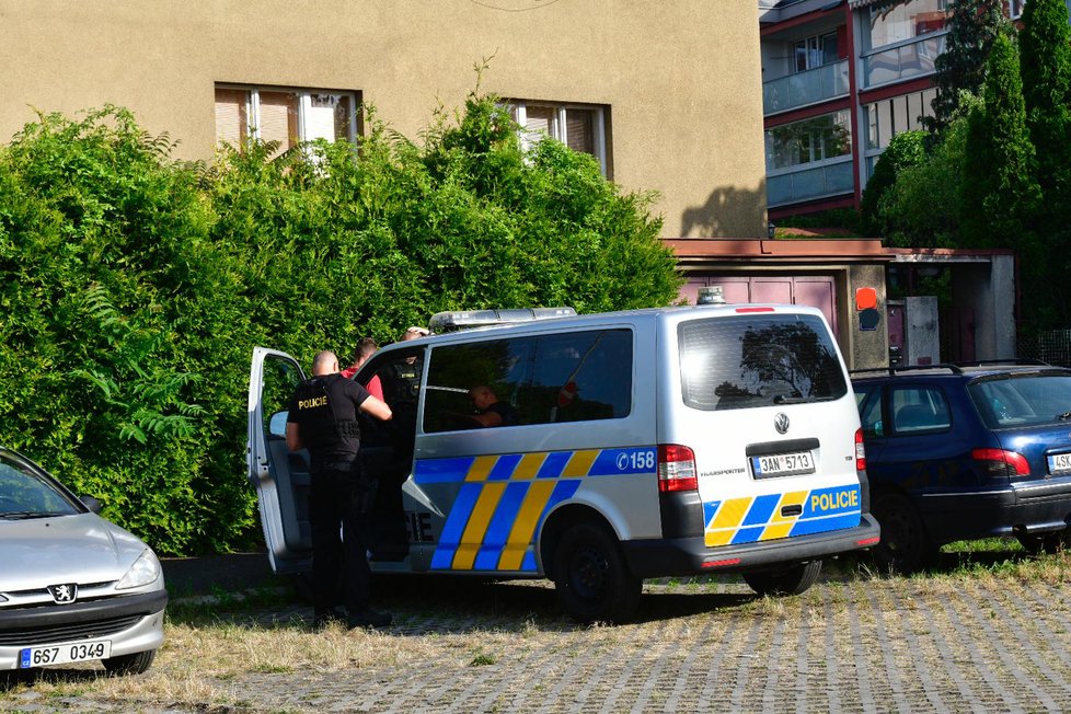 Policie vyšetřuje smrt mladého muže, který byl nalezen ve vilové čtvrti v Praze 8.