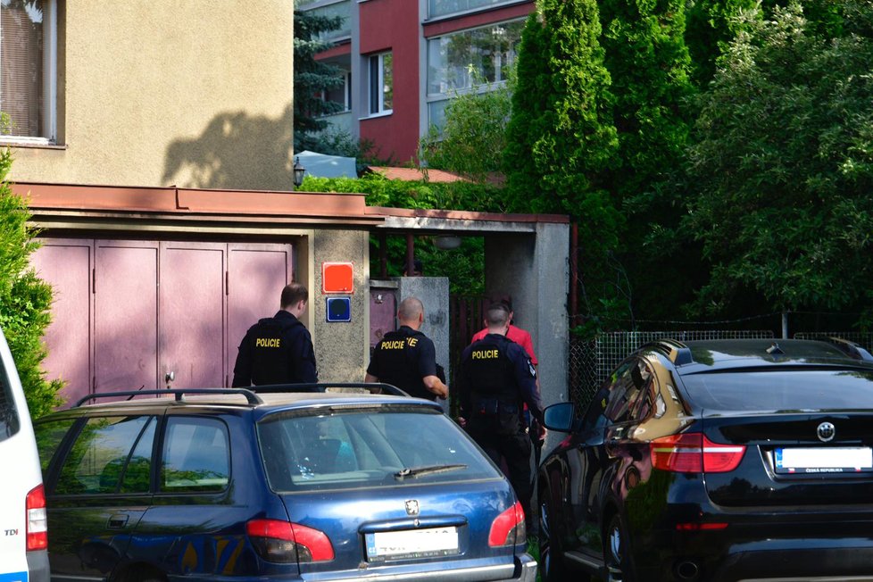 Policie vyšetřuje smrt mladého muže, který byl nalezen ve vilové čtvrti v Praze 8