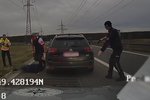 Policisté dopadli lupiče, který se zbraní ohrožoval obsluhu benzinky, ujížděl v kradeném autě.