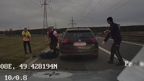 Policisté dopadli lupiče, který se zbraní ohrožoval obsluhu benzinky, ujížděl v kradeném autě.