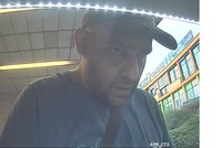 Poznáte ho? Ukradl batoh i platební kartu, ze které chtěl vybrat peníze. Hrozí mu 2 roky