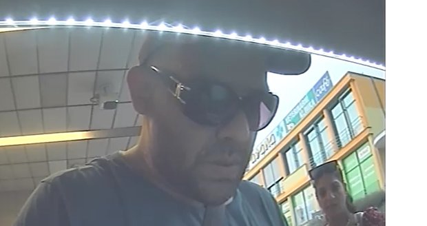 Policie pátrá po tomto muži, ukradl batoh  s platební kartou, ze které se snažil vybrat peníze