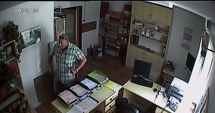 Zloděj si nevšiml, že krade přímo pod bezpečnostní kamerou