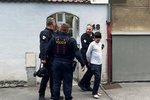 Policisté zasahovali na Malvazinkách v Xavierově ulici. Muž tam vyhazoval věci z okna, měl být i ozbrojen. (27. červen 2022)