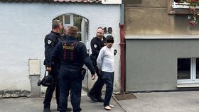 Policisté zasahovali na Malvazinkách v Xavierově ulici. Muž tam vyhazoval věci z okna, měl být i ozbrojen. (27. červen 2022)