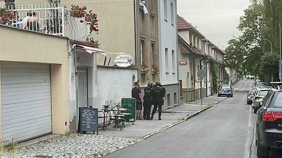 Policisté zasahovali na Malvazinkách v Xavierově ulici. Muž tam vyhazoval věci z okna, měl být i ozbrojen. (27. červen 2022)