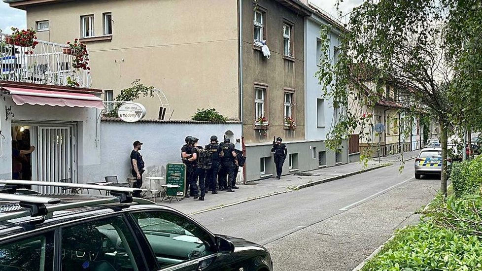 Policisté zasahovali na Malvazinkách v Xavierově ulici. Muž tam vyhazoval věci z okna, měl být i ozbrojen. (27. červen 2022)