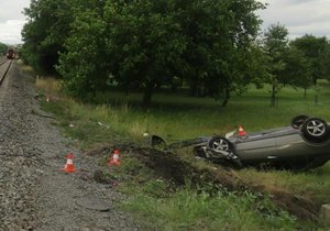 Mladá řidička nedalal v Marefách na Vyškovsku přednost vlaku. Po nárazu skončilo její auto na střeše.