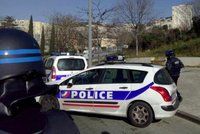Exploze v Marseille, hlásili lidé ve strachu z teroru. Bylo to vojenské letadlo