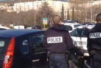 Útočníci v kuklách stříleli z kalašnikovů po policistech na jihu Francie