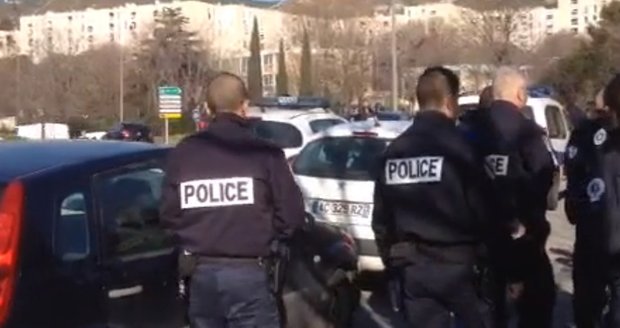 Útočníci v kuklách stříleli z kalašnikovů po policistech na jihu Francie