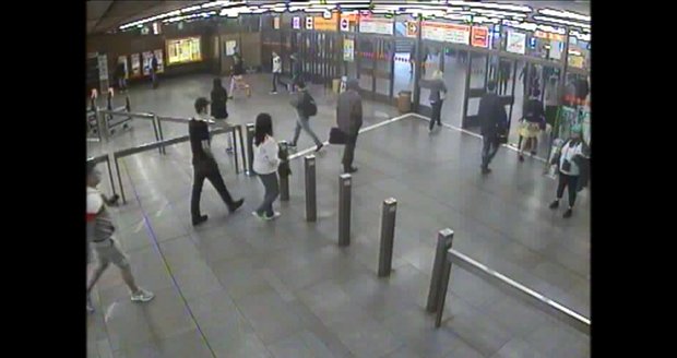 Pachatelé po krádeži v metru