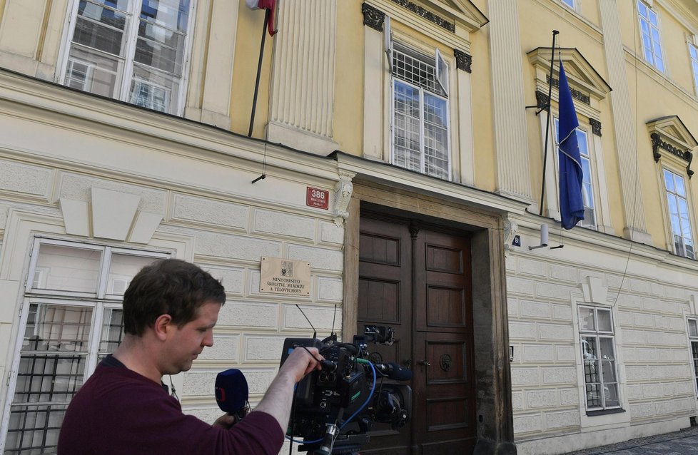 Kvůli dotacím na sport zasahovala policie na několika místech v Praze včetně ministerstva školství