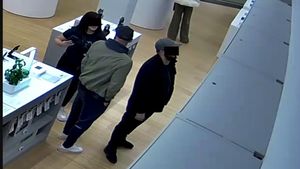Prodavačům přímo před nosem: Zlodějíčci ukradli mobily za milion, dopadli je policisté