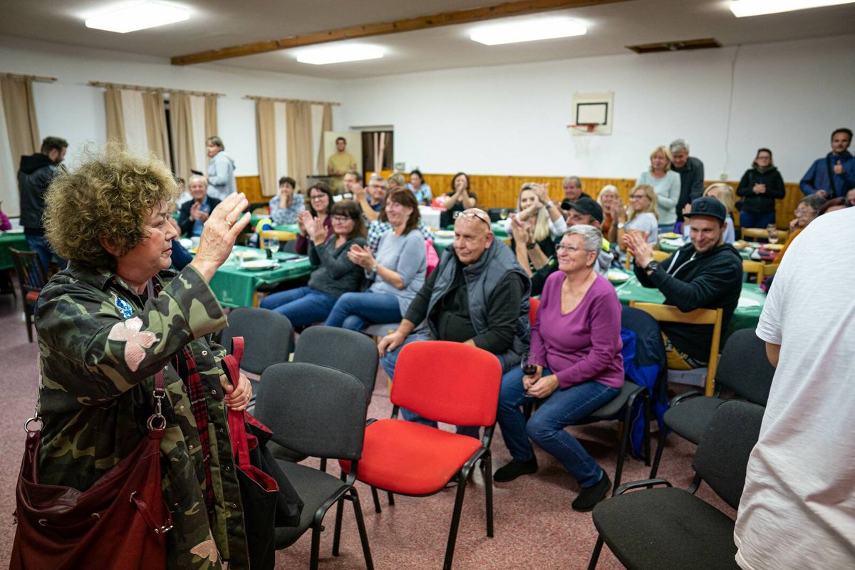 Nad talířem brambůrků sledovali Modravu Jaroslav Soukup, Jana Boušková a Milan Enčev.