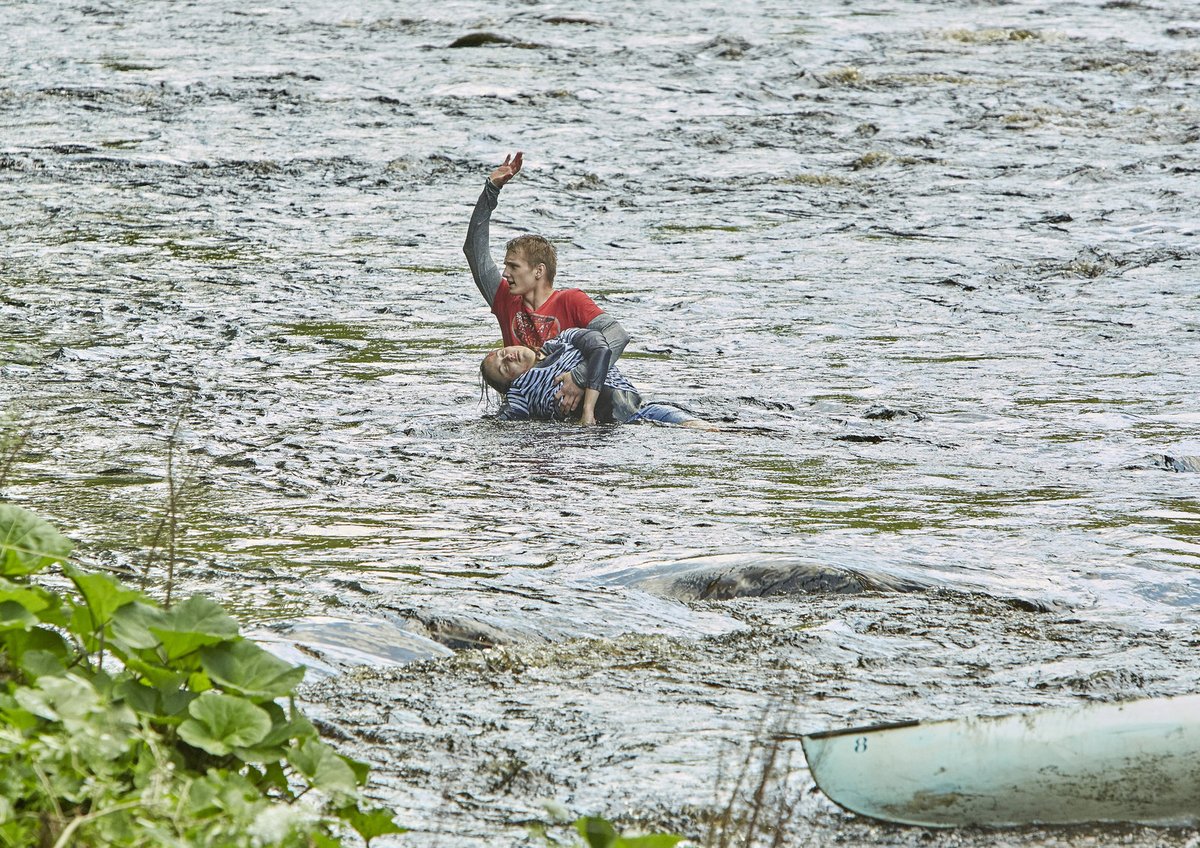 Sjíždět s otevřenou dřevěnou kanoí Otavu nad Rejštejnem je holý nesmysl...