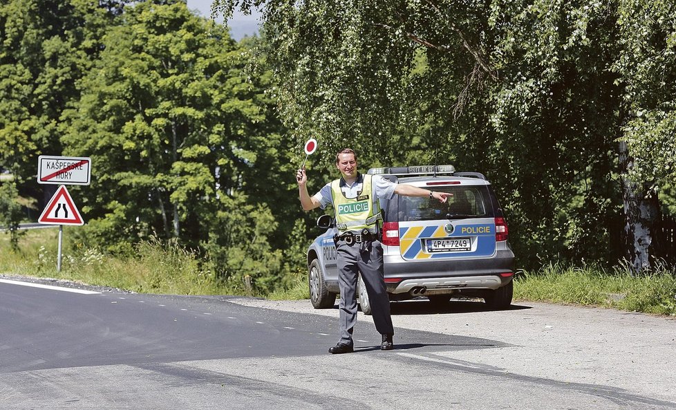 Stop, kontrola dokladů a stavu vozidla. Je 32 st. C ve stínu.