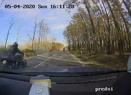 Motorkář předjel policisty na plné čáře: Při ujíždění si rozbil motorku