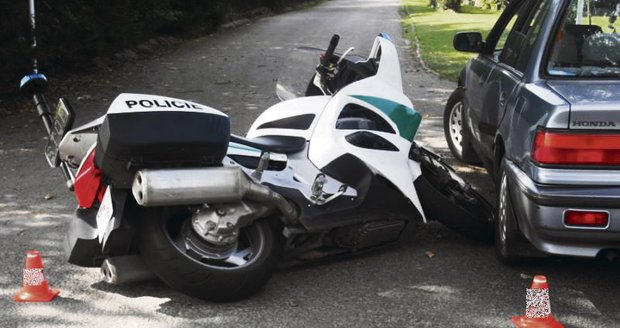 Řidič nedal přednost policejní motorce. A takhle to dopadlo.