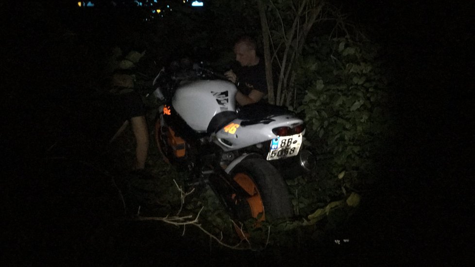 V ulici Rabakovské chtěli v úterý večer policisté zkontrolovat motocyklistu. Ten však se spolujezdcem začal před nimi ujíždět a nakonec se jim podařilo zmizet.