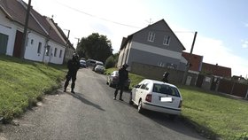 Policejní zakuklenci zasahovali v Dobřanech: Kvůli mrtvole u školky zadrželi několik lidí