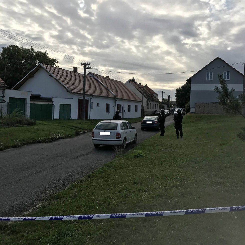Policejní akce v Dobřanech souvisela s nálezem mrtvoly u mateřské školky.