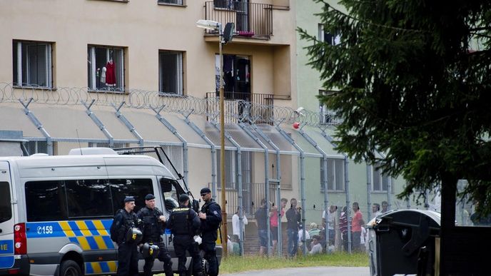 Policie musela zasáhnout proti cizincům, kteří se vzbouřili v zařízení v Bělé pod Bezdězem (31. července 2015).