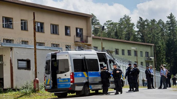 Policie musela zasáhnout proti cizincům, kteří se vzbouřili v zařízení v Bělé pod Bezdězem (31. července 2015).