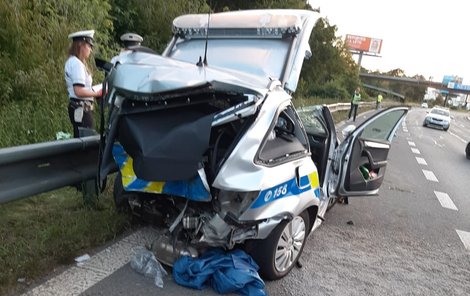 Takhle zdemolované bylo auto policistů po nehodě. 