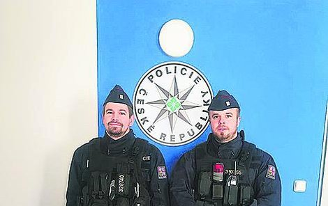 Policisté Jan Dvořák (vlevo) a Zdeněk Famfulík s defibrilátorem, kterým muži zachránili život