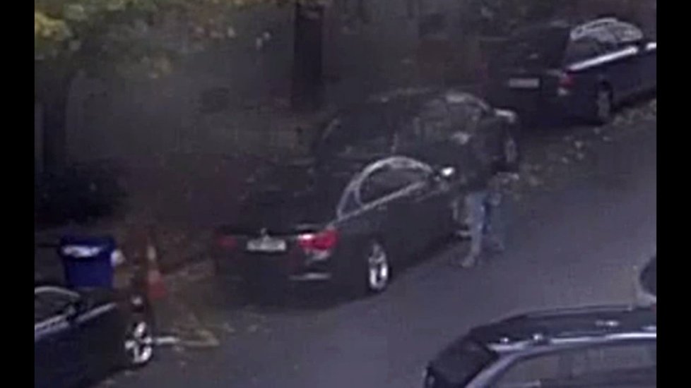 Muž vyrušil signál k uzamčení auta a poté jej vykradl.