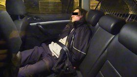 Opilý otec ujížděl po Praze policistům i se svou dcerou na sedadle.