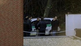 Policie na místě. Policisté hlídkují 9. listopadu v obci Limbach nedaleko Bratislavy před domem, kde byl předchozího večera zastřelen známý právník Ernest Valko.