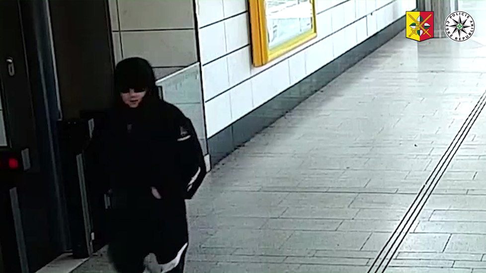Policie pátrá po muži, který koncem února napadl seniora ve stanici metra Střížkov.