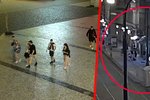 Pražští policisté pátrají po partičce, která si vyšlápla na dva mladé muže v centru Prahy. Jednomu z nich dokonce stáli na hlavě a způsobili mu frakturu v obličeji. Útok se stal 16. července 2021.