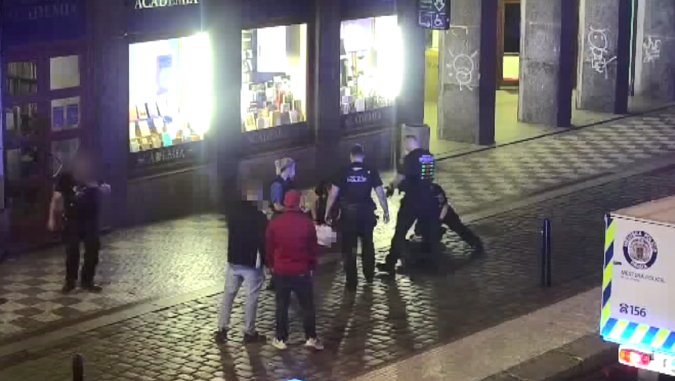 O víkendu musela policie řešit šarvátku mezi skupinou cizinců a Čechy. Cizinci vyfasovali za rušení veřejného pořádku pokutu.