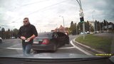 Policisté, kteří v Plzni vytáhli zbraň na řidiče: Nebyli obviněni, zůstávají ve službě!