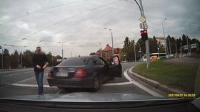 Drama v Plzni: Tajní policisté vytáhli bouchačku na řidiče, protože na ně zablikal.