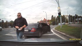 Drama v Plzni: Tajní policisté vytáhli bouchačku na řidiče, protože na ně zablikal