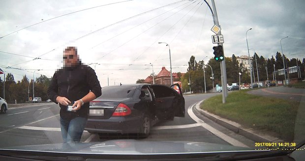 Policista při incidentu v Plzni řidiče nenapadl, rozhodl soud.