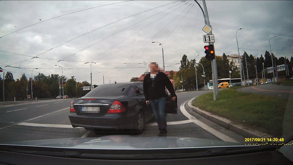 Kontroverzní zákrok, kvůli kterému stanul plzeňský policista před soudem. Trestný čin ale nespáchal.