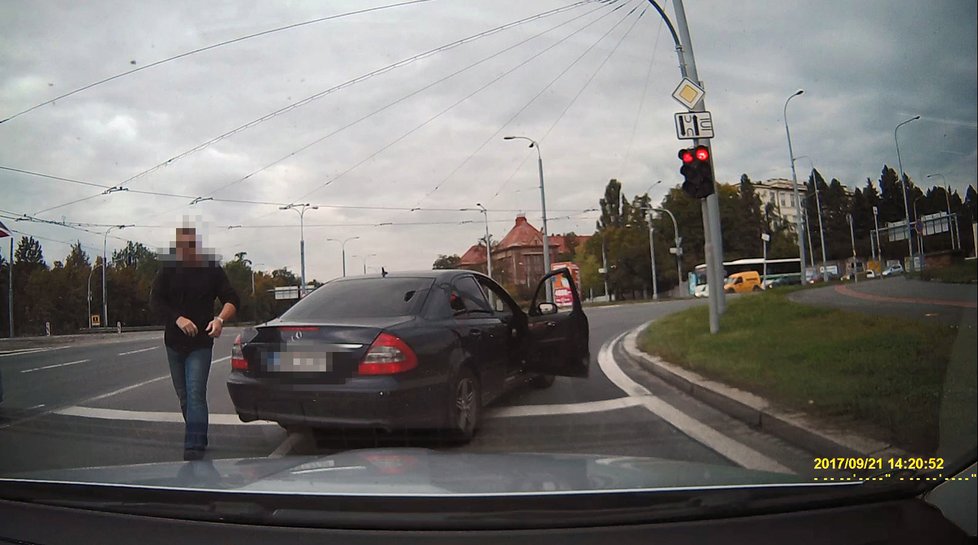 Drama v Plzni: Tajní policisté vytáhli bouchačku na řidiče, protože na ně zablikal.