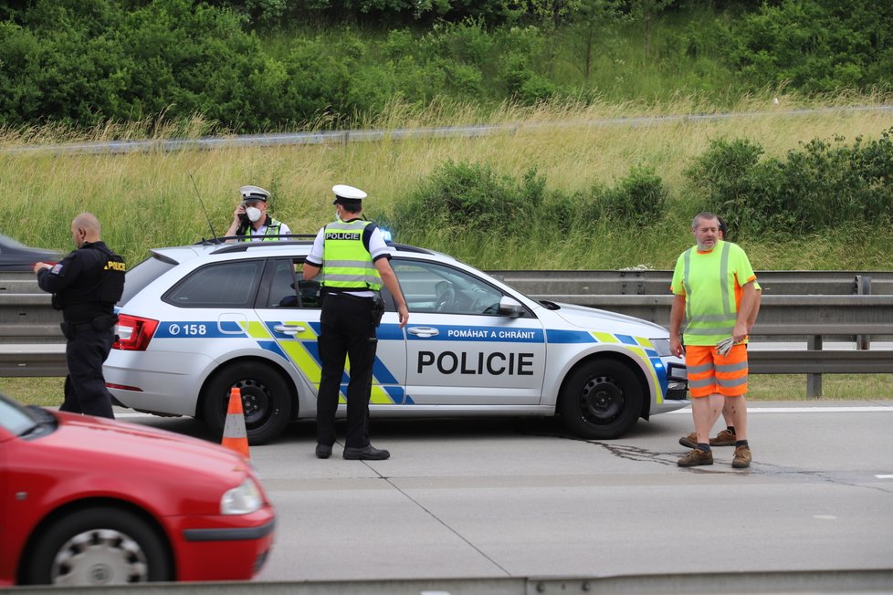 Policisté na Pražském okruhu zastavili řidičku, který nadýchala tři promile. Poté jim začala ujíždět a nabourala policejní auto.