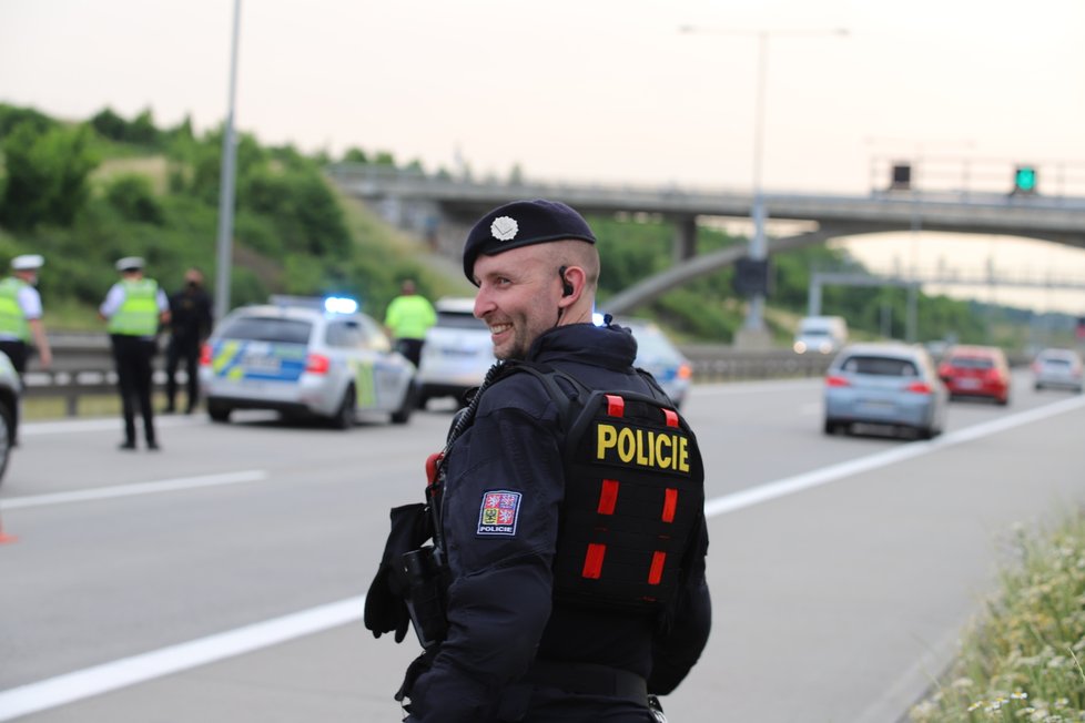 Policisté na Pražském okruhu zastavili řidičku, který nadýchala tři promile. Poté jim začala ujíždět a nabourala policejní auto.