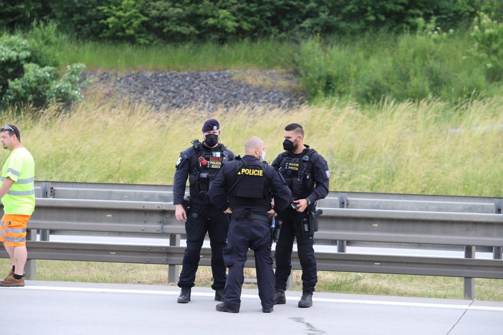 Policisté na Pražském okruhu zastavili řidičku, který nadýchala tři promile. Poté jim začala ujíždět a nabourala policejní auto.