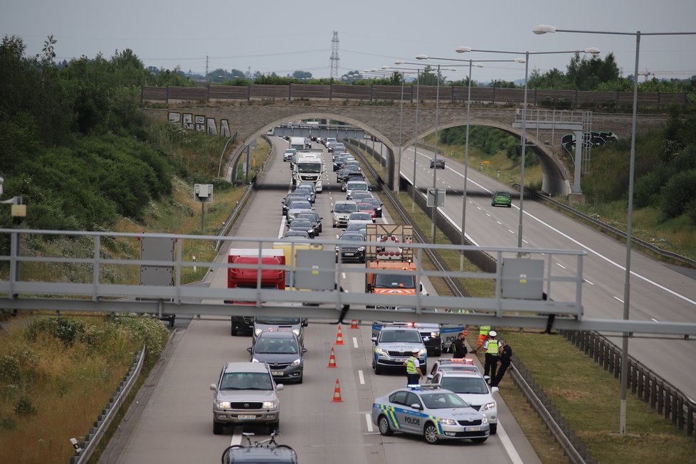 Policisté na Pražském okruhu zastavili řidičku, který nadýchala tři promile. Poté jim začala ujíždět a nabourala policejní auto.