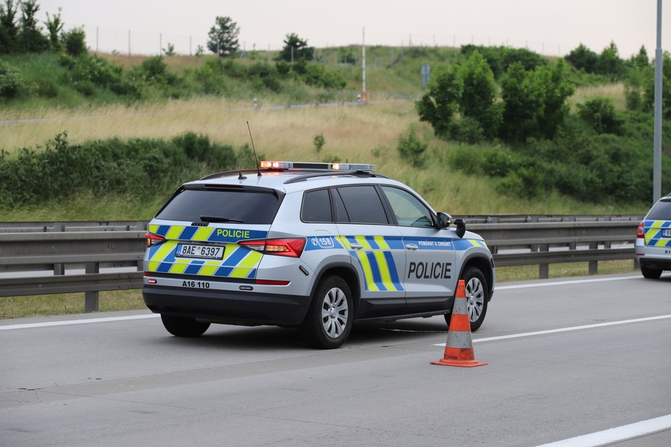 Policisté na Pražském okruhu zastavili řidičku, který nadýchala tři promile. Poté jim začala ujíždět a nabourala policejní auto.